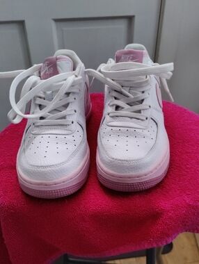 Nike Kids White and Light Pink Low-Top Sneakers